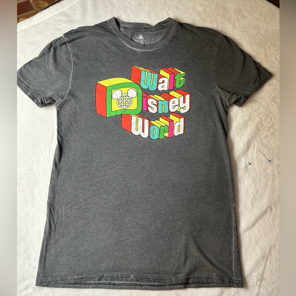 Walt Disney World Logo Mineral Wash Graphic Tee. Size Adult Sm GUC